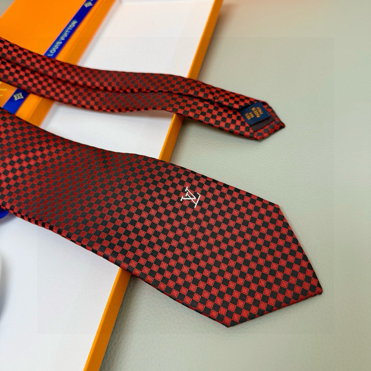 特价💰男士领带系列【L明暗格子领带】👔👔，稀有😻😻展现精湛手工与时尚优雅的理想选择，这款领带将标志性的D