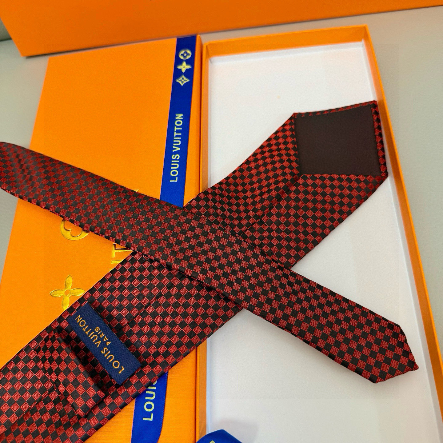 特价💰男士领带系列【L明暗格子领带】👔👔，稀有😻😻展现精湛手工与时尚优雅的理想选择，这款领带将标志性的D