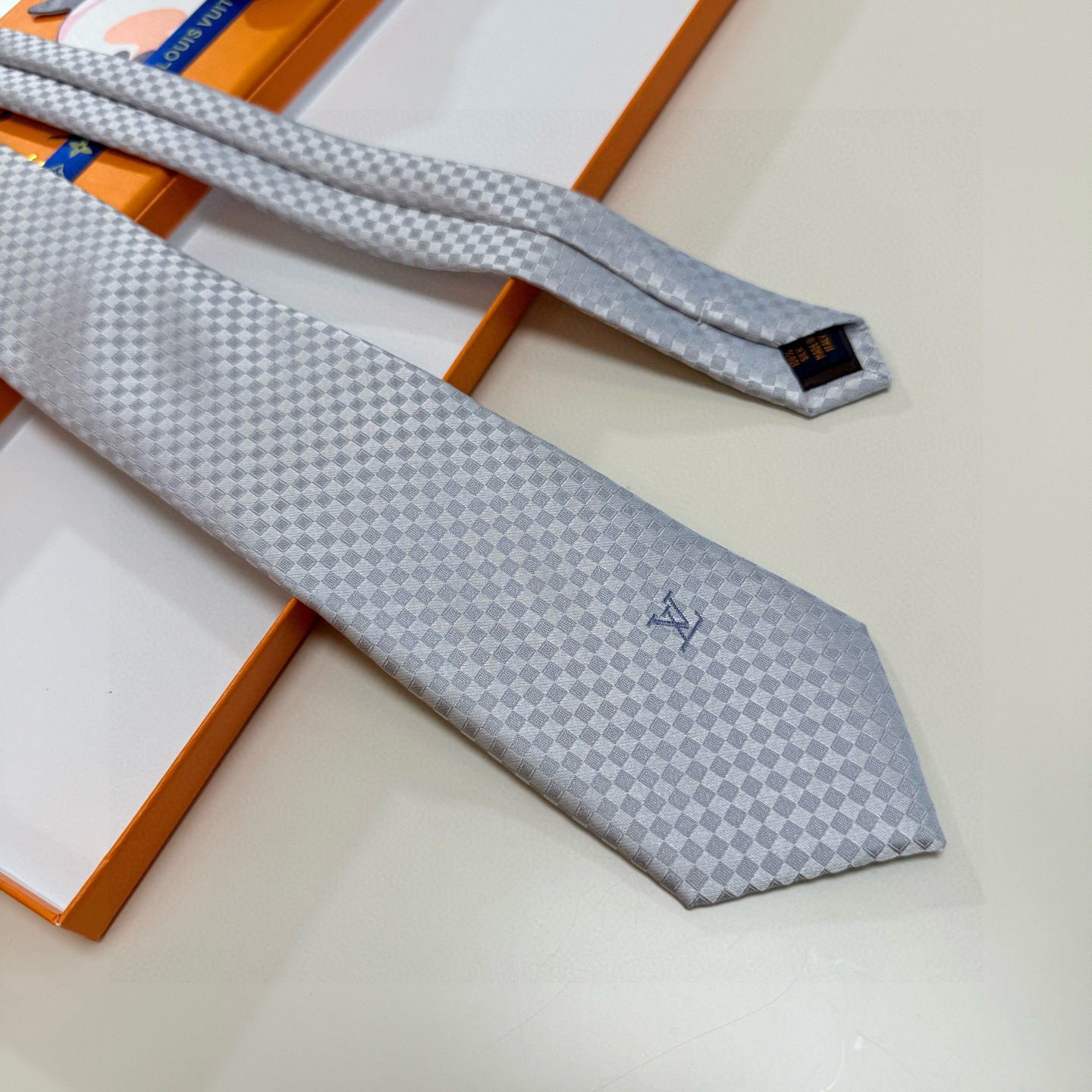 特价💰男士领带系列【L明暗格子领带】👔👔，稀有😻😻展现精湛手工与时尚优雅的理想选择，这款领带将标志性的D