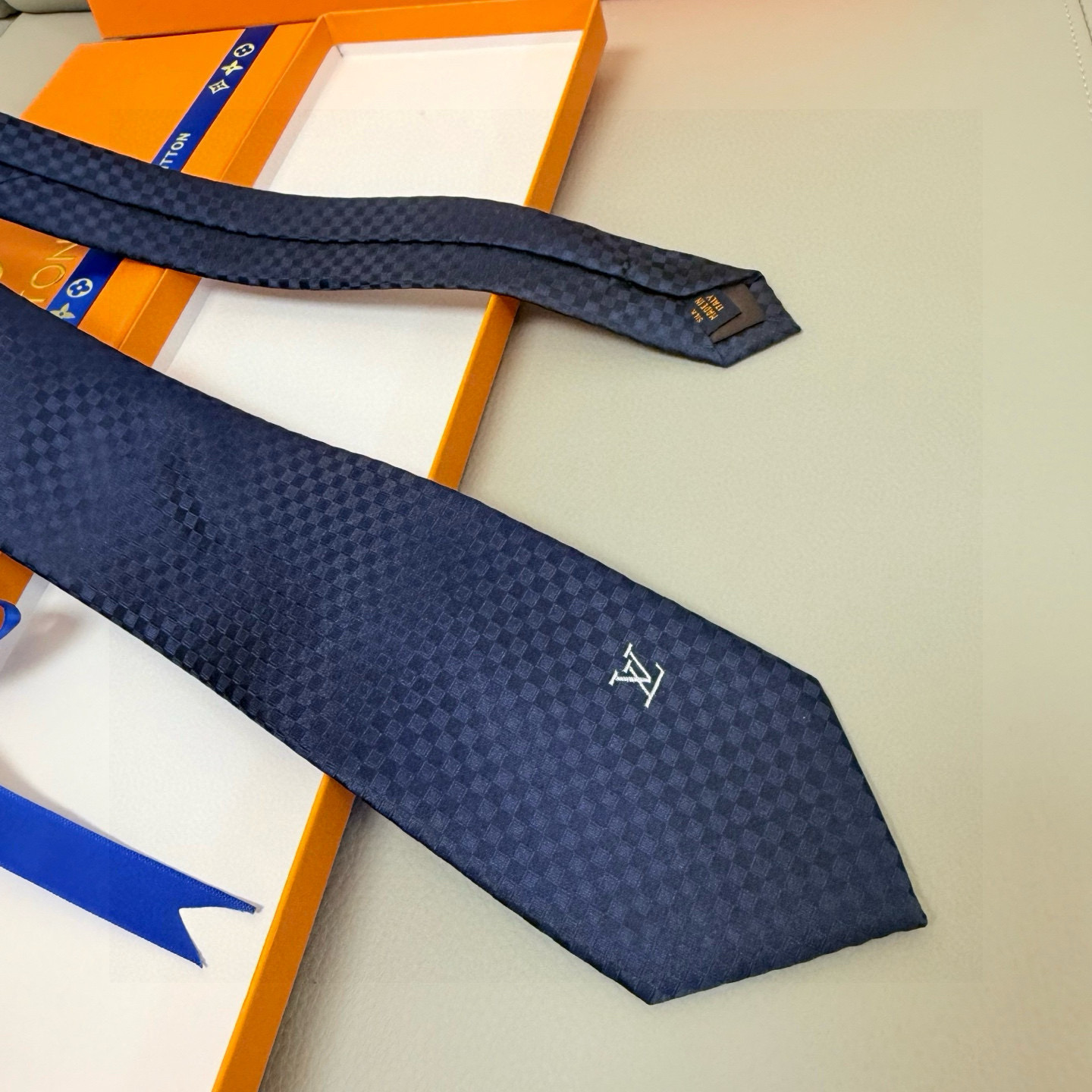特价💰男士领带系列【L明暗格子领带】👔👔，稀有😻😻展现精湛手工与时尚优雅的理想选择，这款领带将标志性的D
