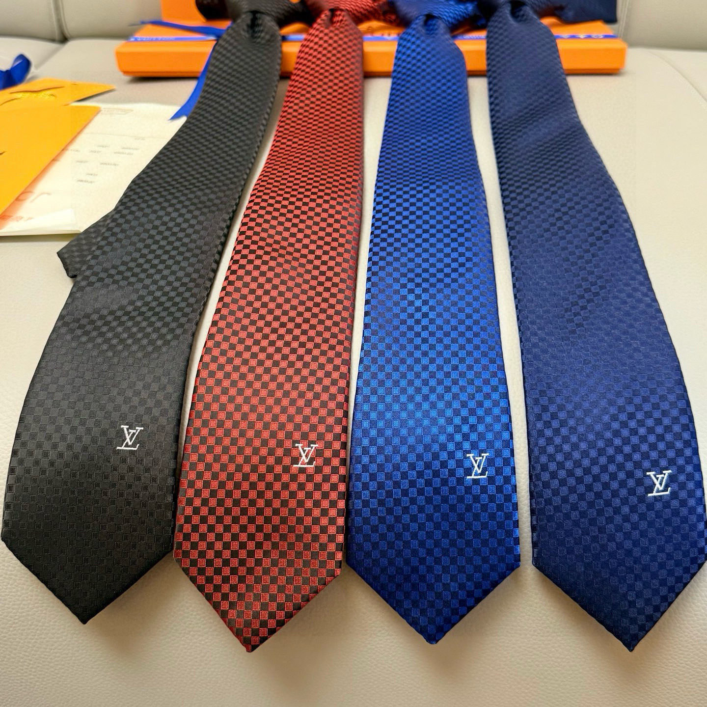 特价💰男士领带系列【L明暗格子领带】👔👔，稀有😻😻展现精湛手工与时尚优雅的理想选择，这款领带将标志性的D