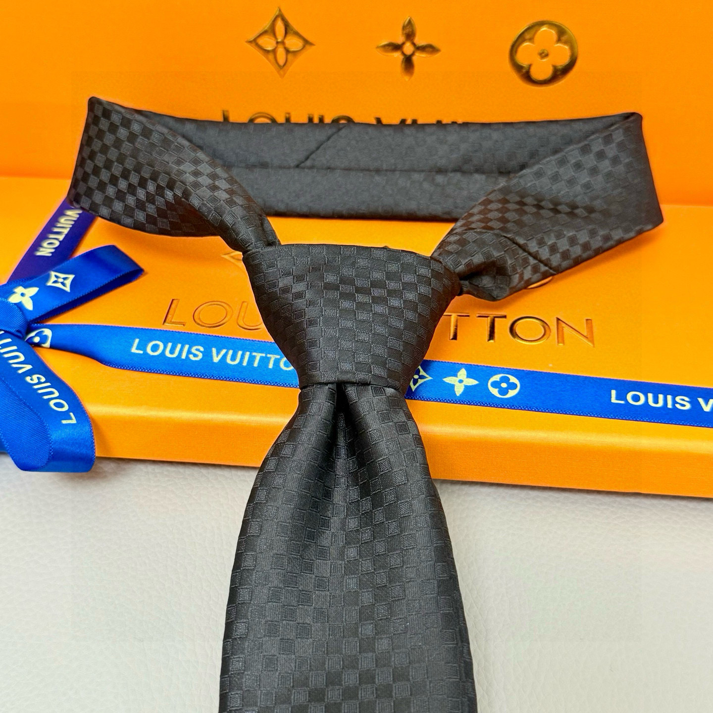 特价💰男士领带系列【L明暗格子领带】👔👔，稀有😻😻展现精湛手工与时尚优雅的理想选择，这款领带将标志性的D