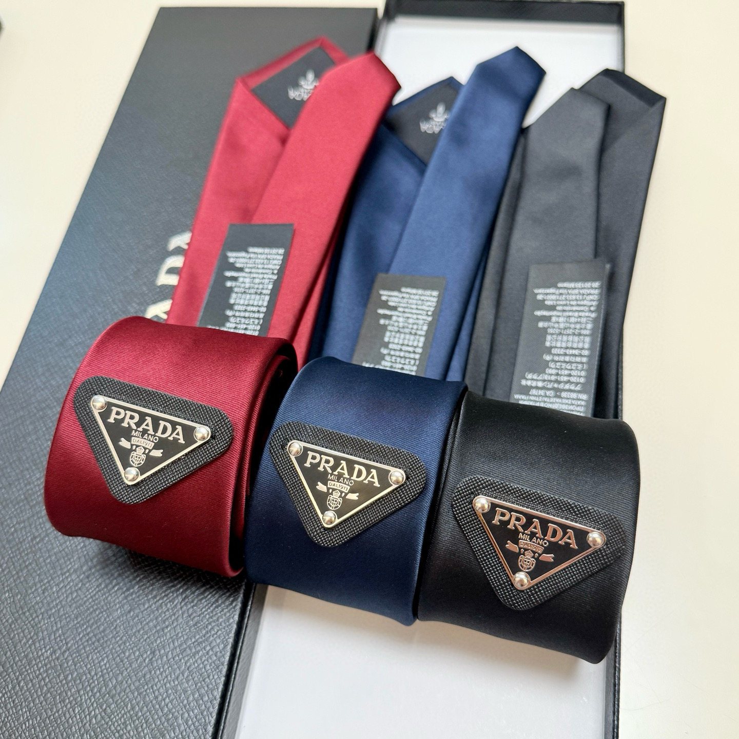 特价💰P家经典领带中性款 Prada徽标领带，高端定制👑稀有😻😻展现精湛手工与时尚优雅的理想选择，这款采