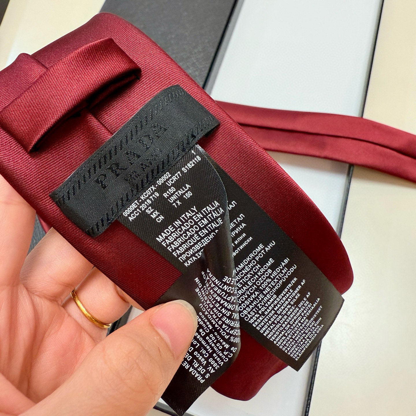 特价💰P家经典领带中性款 Prada徽标领带，高端定制👑稀有😻😻展现精湛手工与时尚优雅的理想选择，这款采