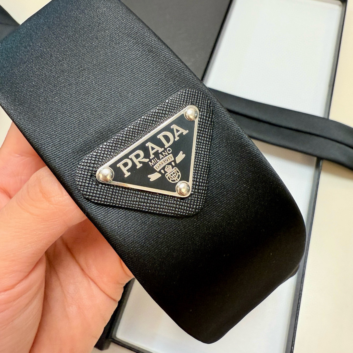 特价💰P家经典领带中性款 Prada徽标领带，高端定制👑稀有😻😻展现精湛手工与时尚优雅的理想选择，这款采