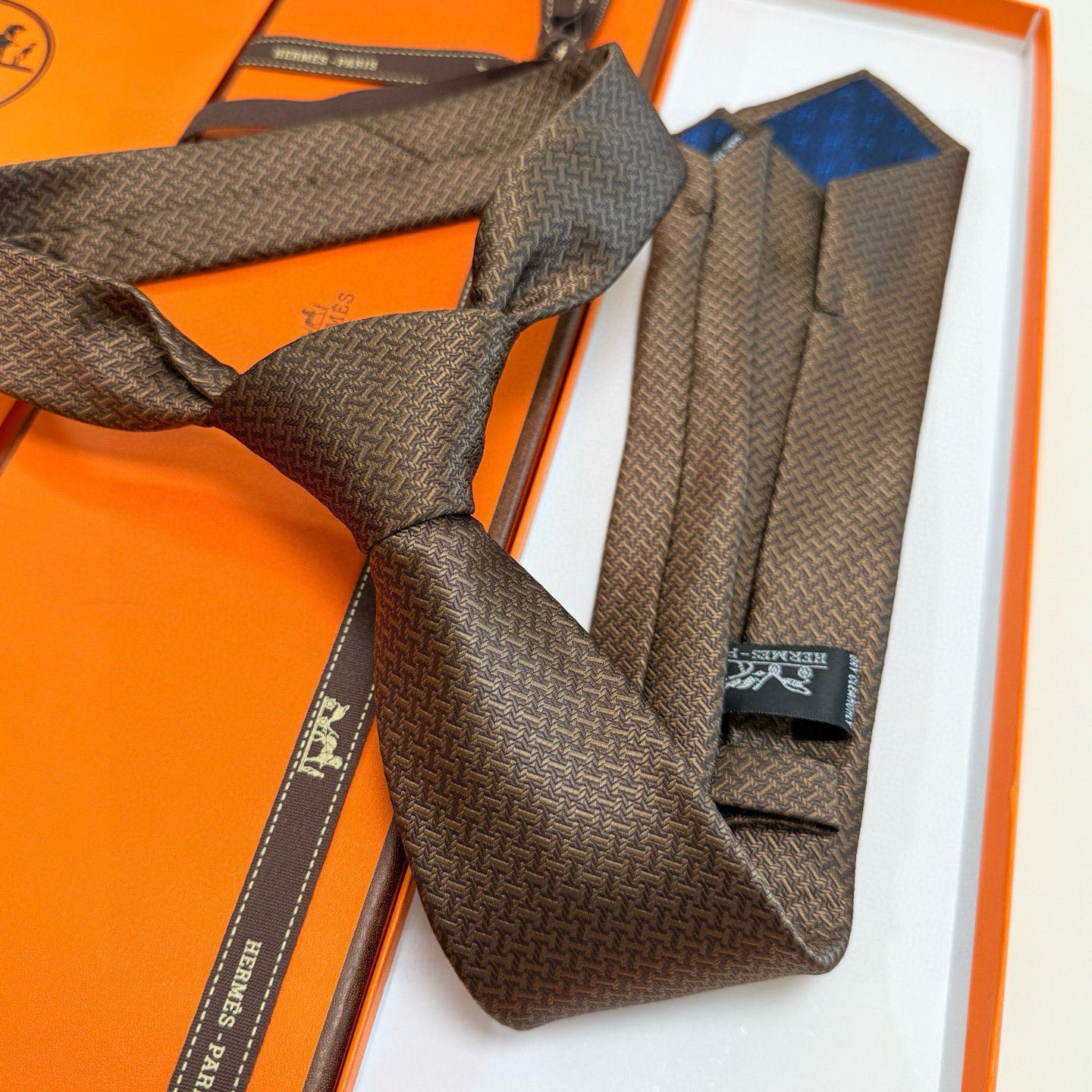特价💰男士领带系列【几何H图案领带】👔👔，稀有😻😻H家每年都有一千条不同印花的领带面世，从最初的多以几何