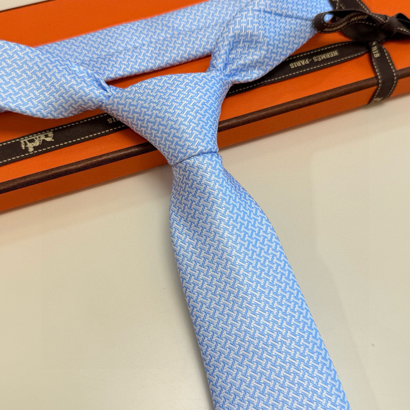特价💰男士领带系列【几何H图案领带】👔👔，稀有😻😻H家每年都有一千条不同印花的领带面世，从最初的多以几何