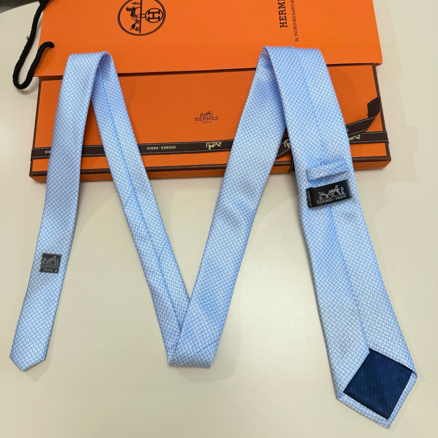 特价💰男士领带系列【几何H图案领带】👔👔，稀有😻😻H家每年都有一千条不同印花的领带面世，从最初的多以几何