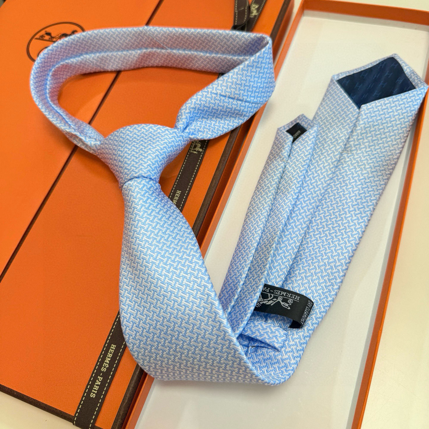 特价💰男士领带系列【几何H图案领带】👔👔，稀有😻😻H家每年都有一千条不同印花的领带面世，从最初的多以几何