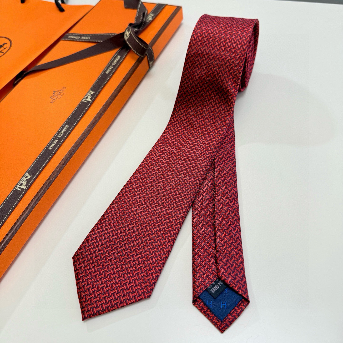 特价💰男士领带系列【几何H图案领带】👔👔，稀有😻😻H家每年都有一千条不同印花的领带面世，从最初的多以几何