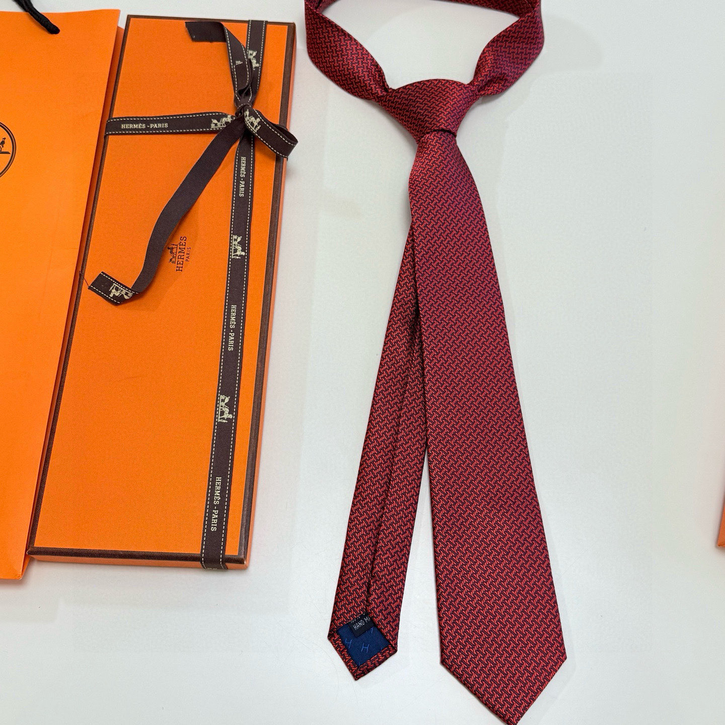 特价💰男士领带系列【几何H图案领带】👔👔，稀有😻😻H家每年都有一千条不同印花的领带面世，从最初的多以几何