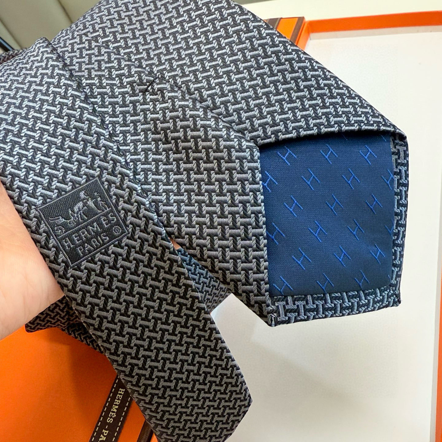 特价💰男士领带系列【几何H图案领带】👔👔，稀有😻😻H家每年都有一千条不同印花的领带面世，从最初的多以几何