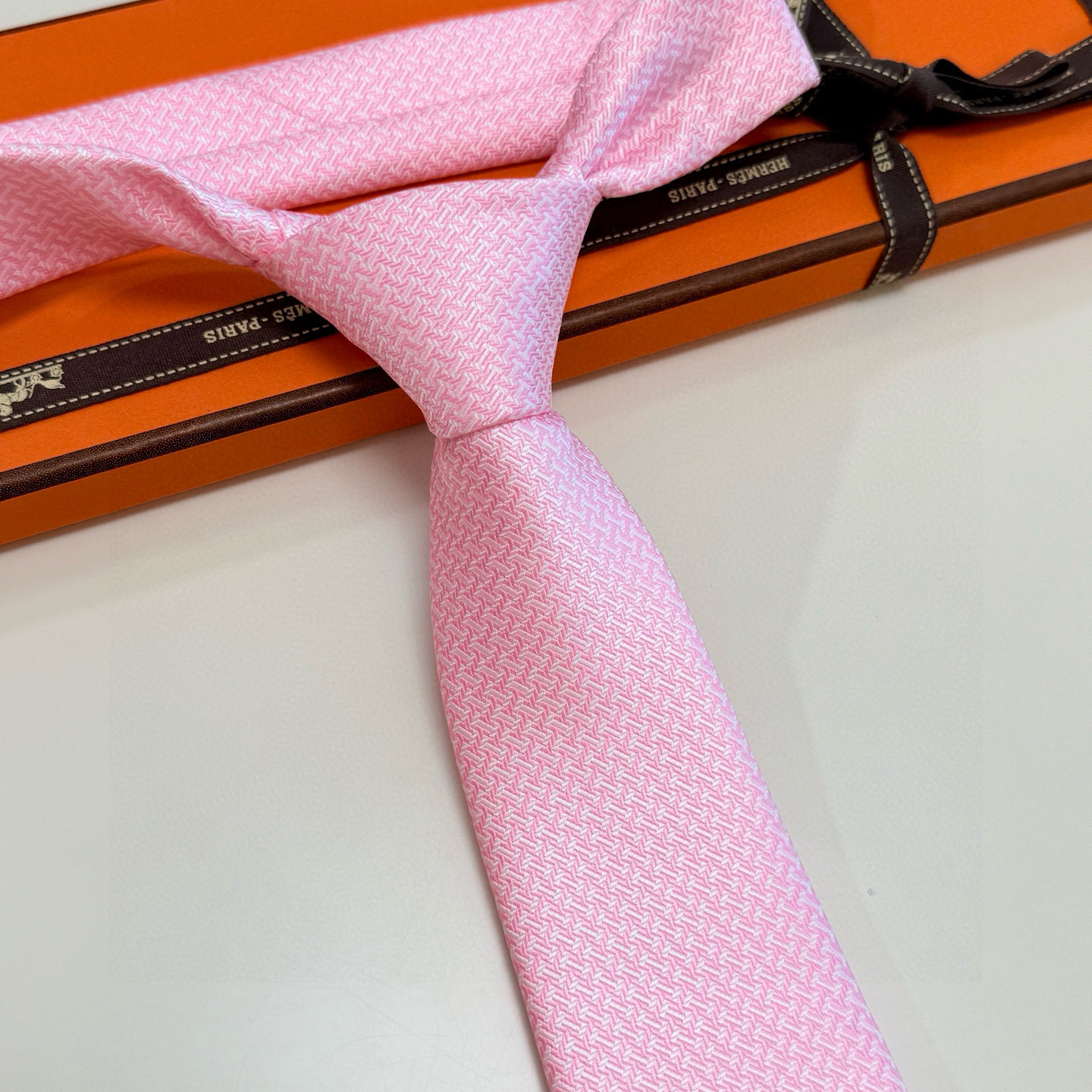 特价💰男士领带系列【几何H图案领带】👔👔，稀有😻😻H家每年都有一千条不同印花的领带面世，从最初的多以几何