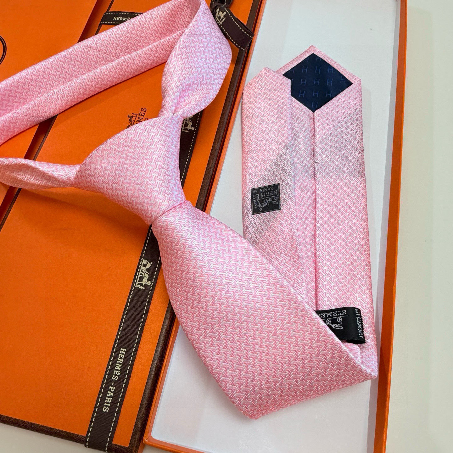 特价💰男士领带系列【几何H图案领带】👔👔，稀有😻😻H家每年都有一千条不同印花的领带面世，从最初的多以几何
