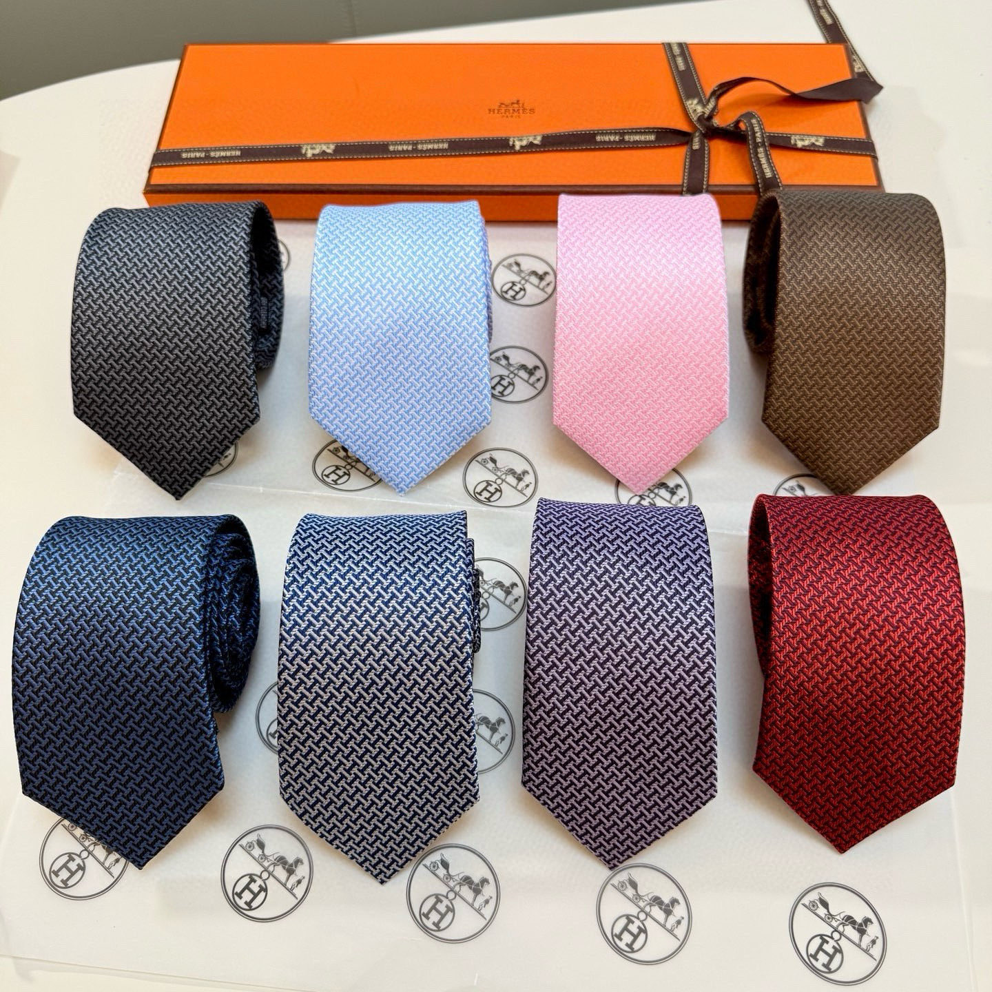 特价💰男士领带系列【几何H图案领带】👔👔，稀有😻😻H家每年都有一千条不同印花的领带面世，从最初的多以几何