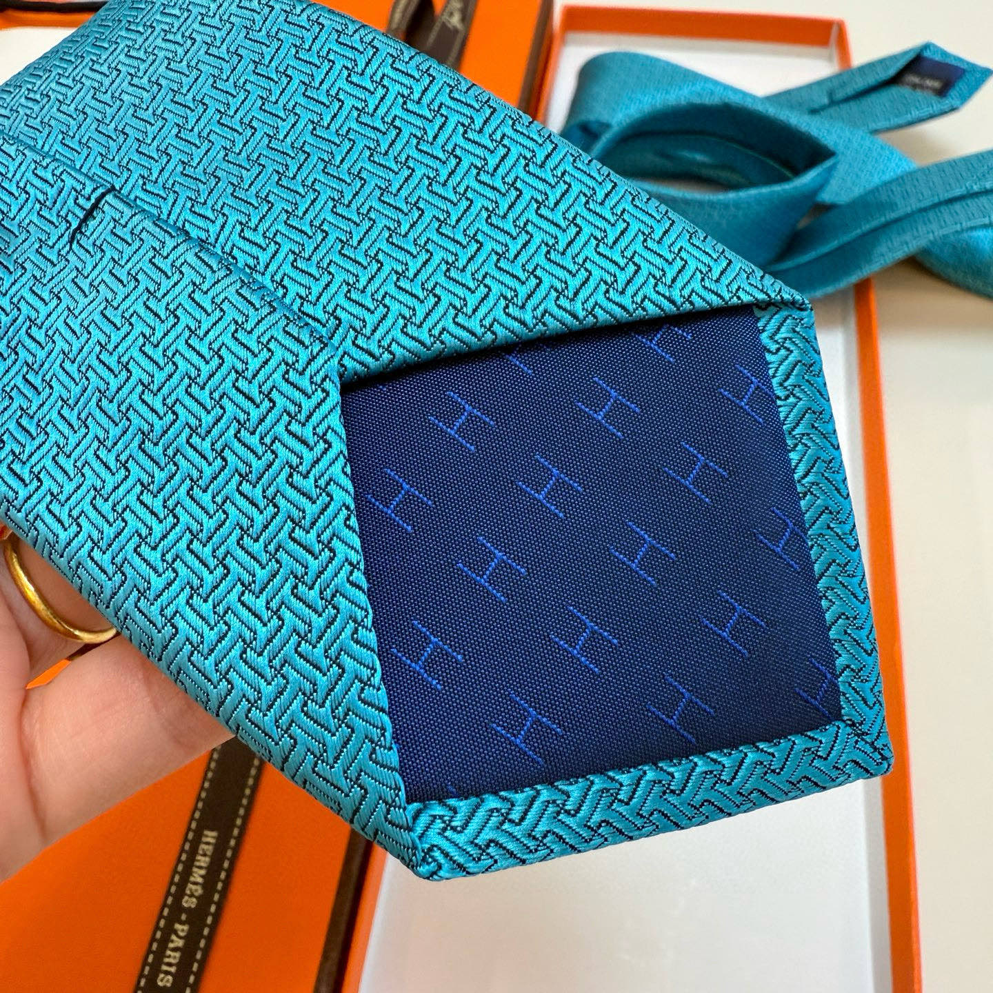 特价新款爱马仕领带，官方同步Unie Fer a Cheval领带 👔👔，稀有H家每年都有一千条不同印花