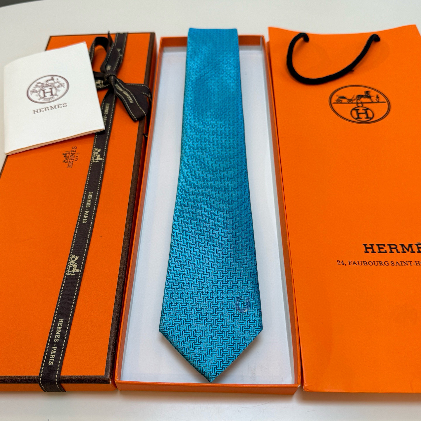 特价新款爱马仕领带，官方同步Unie Fer a Cheval领带 👔👔，稀有H家每年都有一千条不同印花