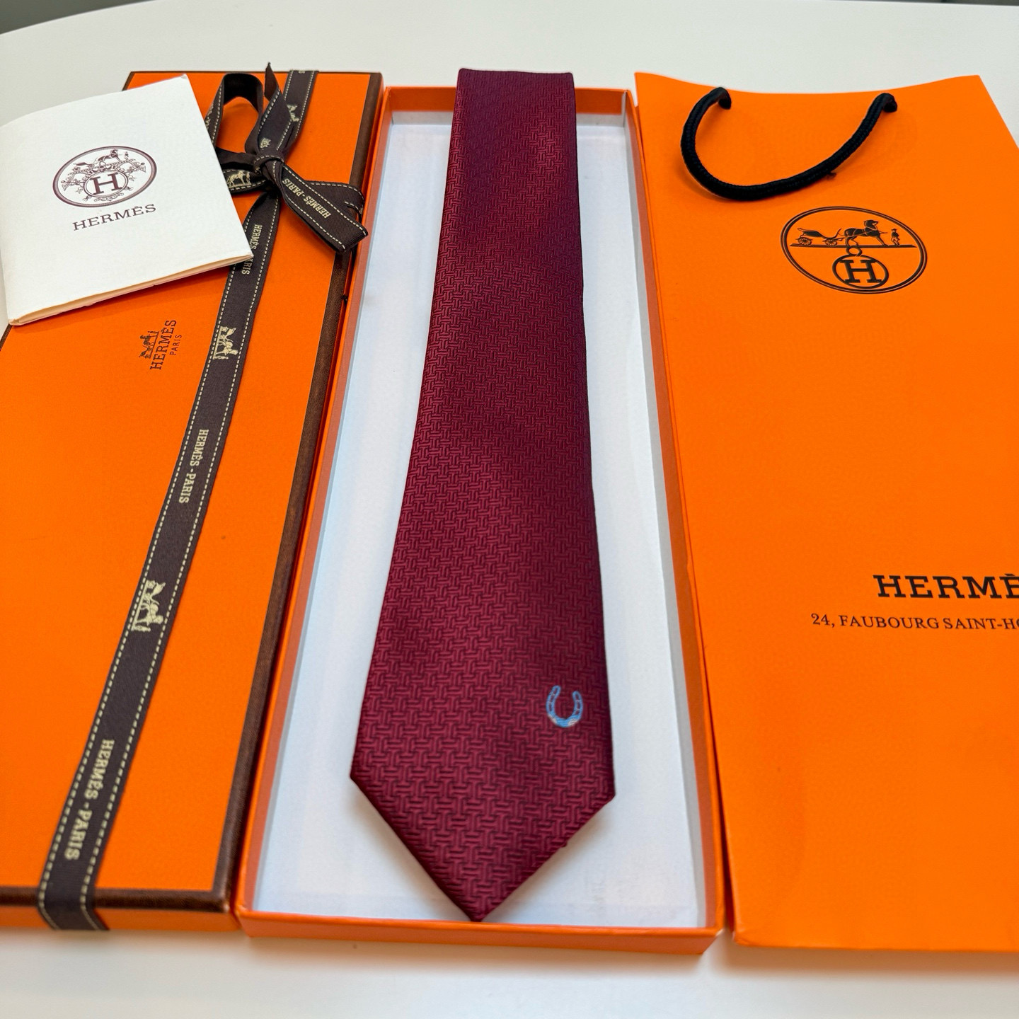 特价新款爱马仕领带，官方同步Unie Fer a Cheval领带 👔👔，稀有H家每年都有一千条不同印花
