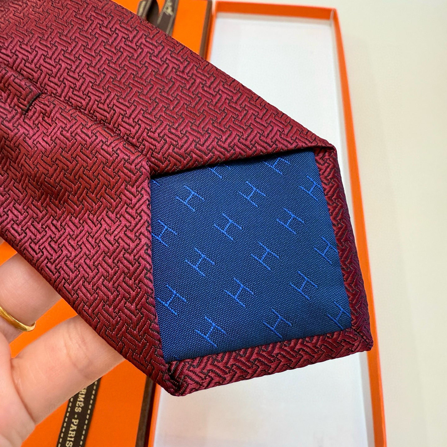 特价新款爱马仕领带，官方同步Unie Fer a Cheval领带 👔👔，稀有H家每年都有一千条不同印花