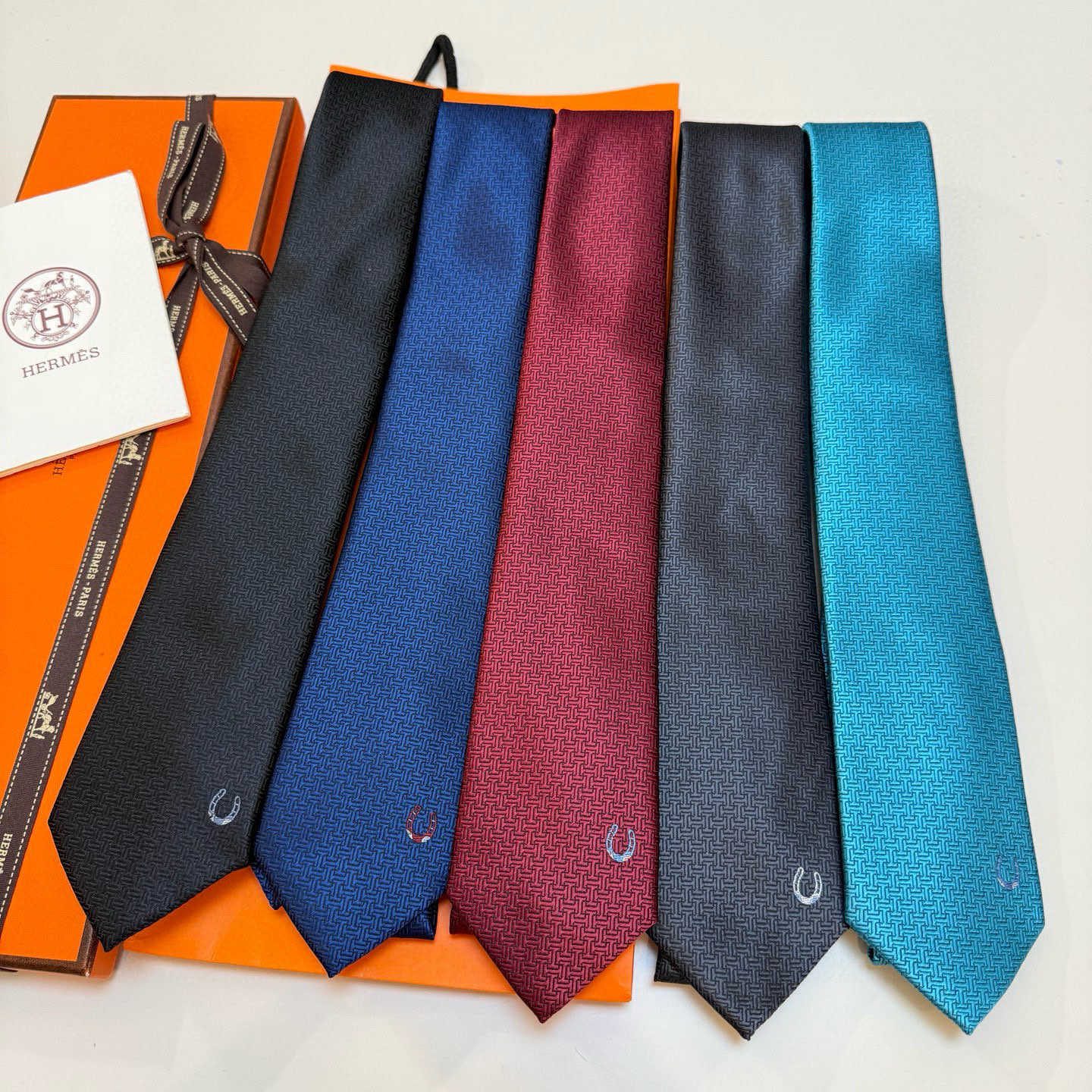 特价新款爱马仕领带，官方同步Unie Fer a Cheval领带 👔👔，稀有H家每年都有一千条不同印花