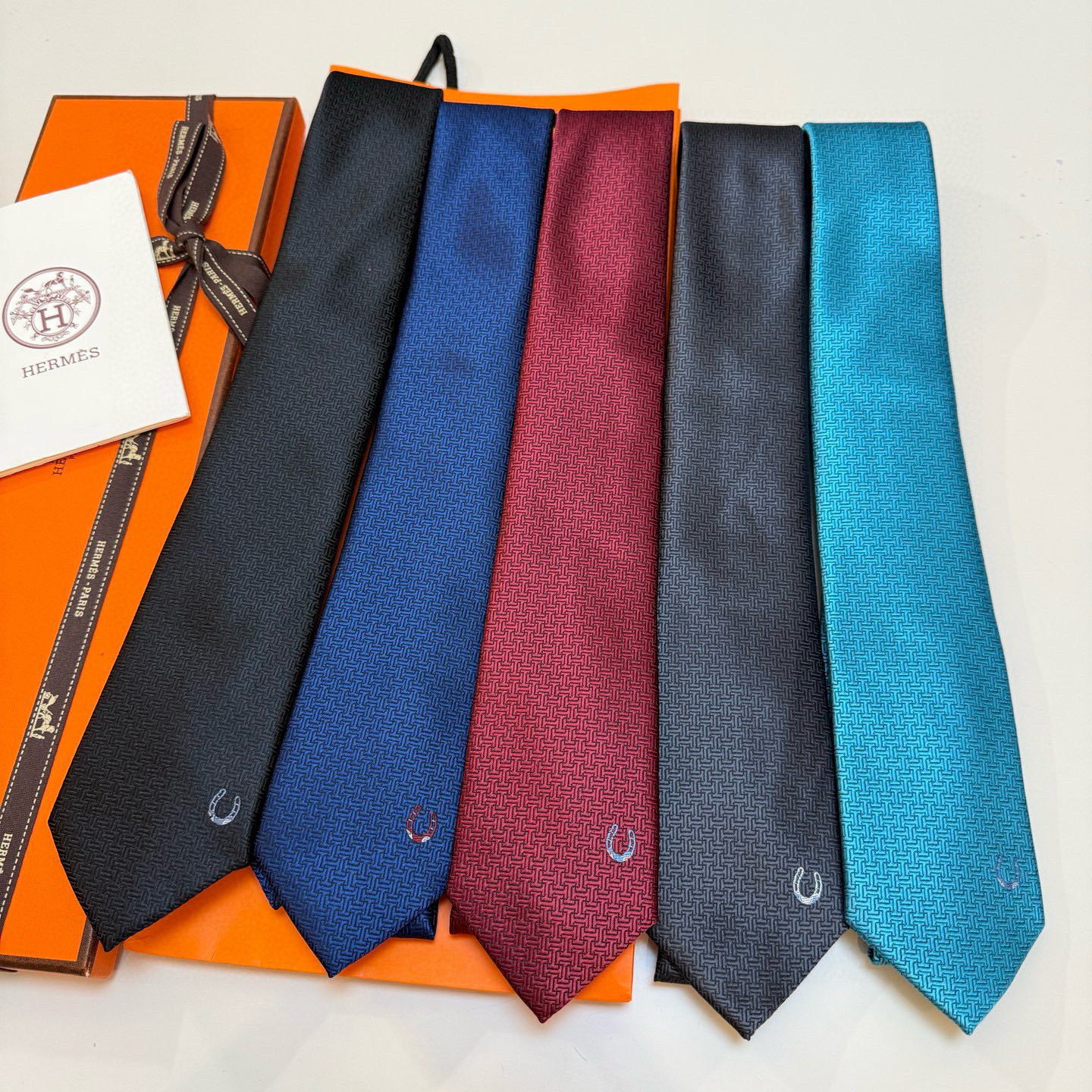 特价新款爱马仕领带，官方同步Unie Fer a Cheval领带 👔👔，稀有H家每年都有一千条不同印花