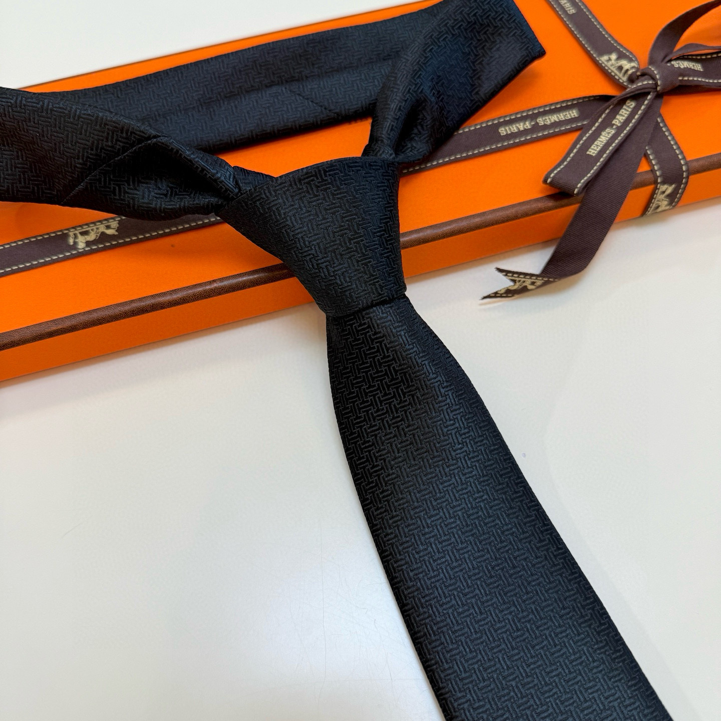 特价新款爱马仕领带，官方同步Unie Fer a Cheval领带 👔👔，稀有H家每年都有一千条不同印花