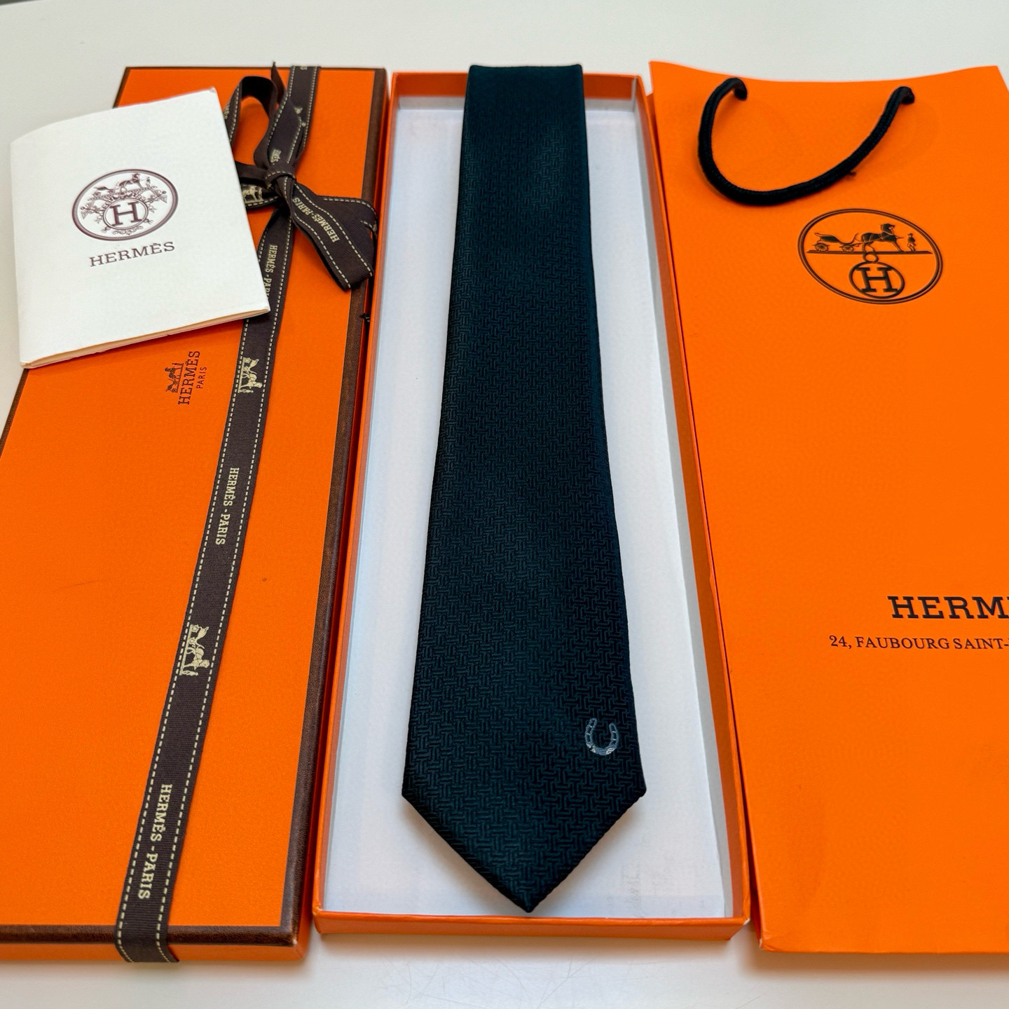 特价新款爱马仕领带，官方同步Unie Fer a Cheval领带 👔👔，稀有H家每年都有一千条不同印花