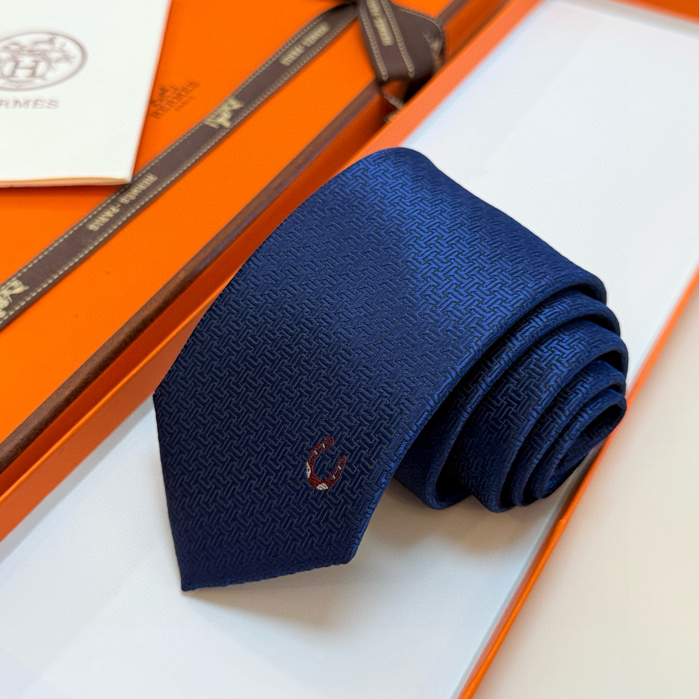 特价新款爱马仕领带，官方同步Unie Fer a Cheval领带 👔👔，稀有H家每年都有一千条不同印花