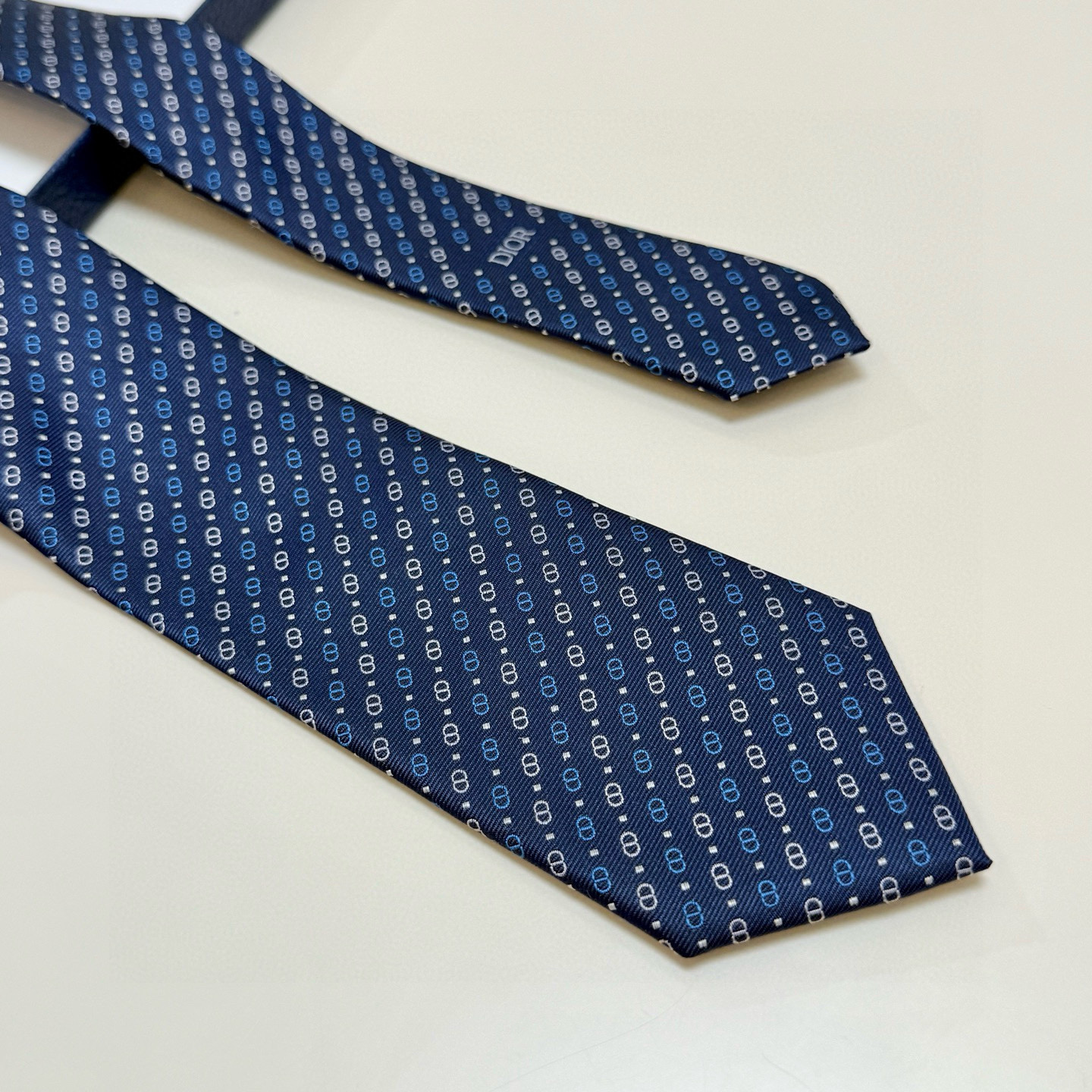 特价💰迪奥官方新款领带，CD男士领带4色💖💖 👔👔Dior男士，稀有😻😻展现精湛手工与时尚优雅的理想选择