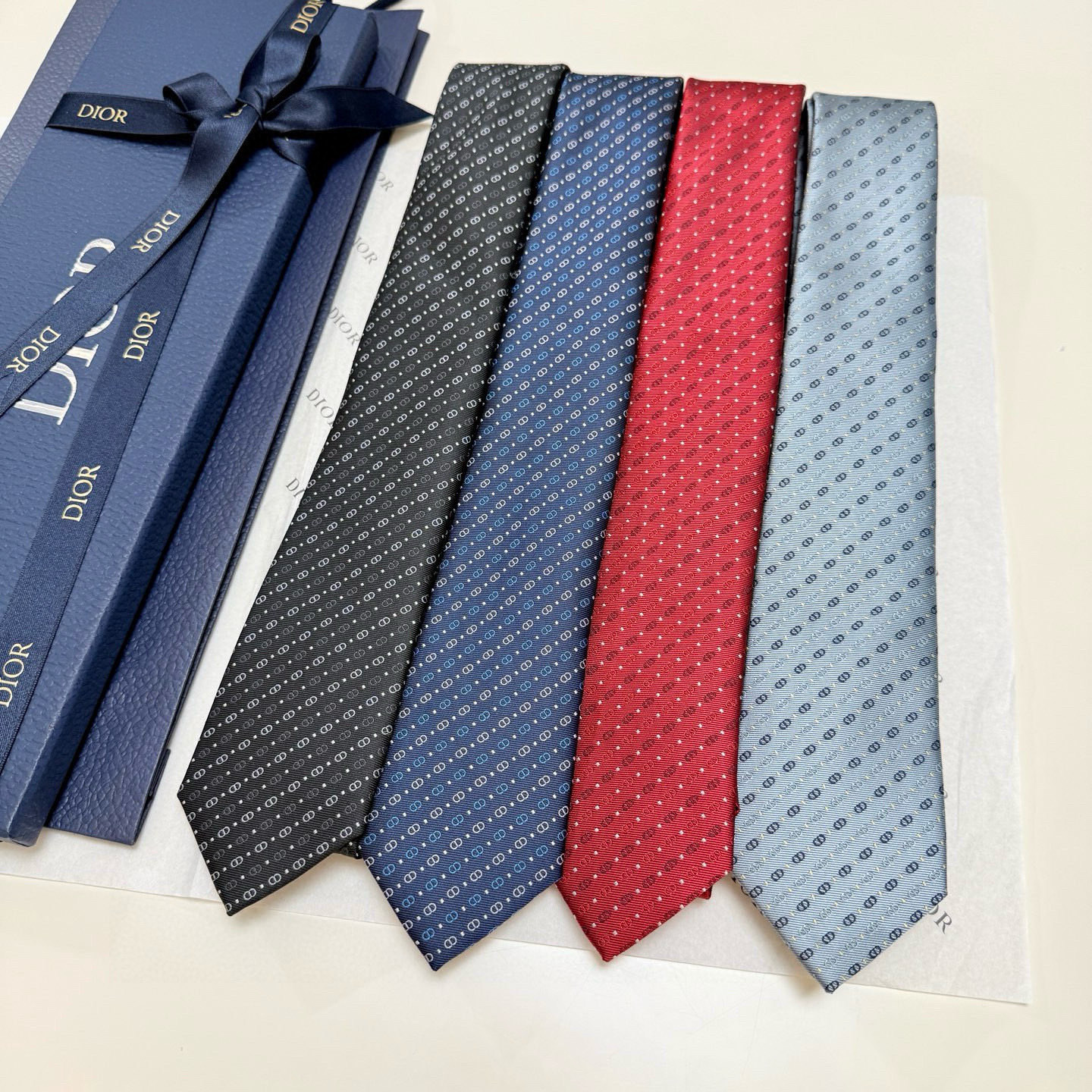 特价💰迪奥官方新款领带，CD男士领带4色💖💖 👔👔Dior男士，稀有😻😻展现精湛手工与时尚优雅的理想选择