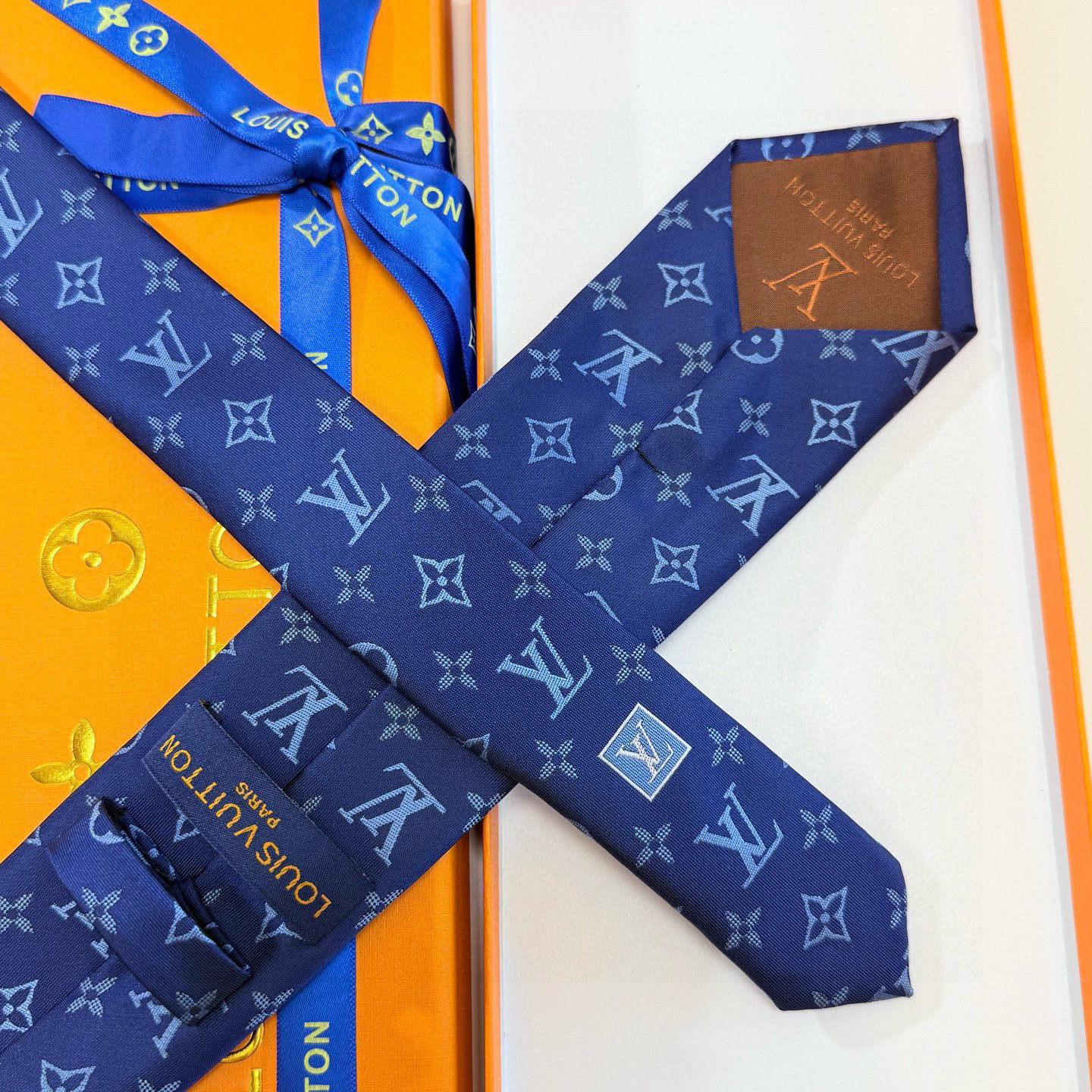 特价💰LV男士领带系列👔👔，稀有😻😻展现精湛手工与时尚优雅的理想选择，此款真丝织就的Diamonds V