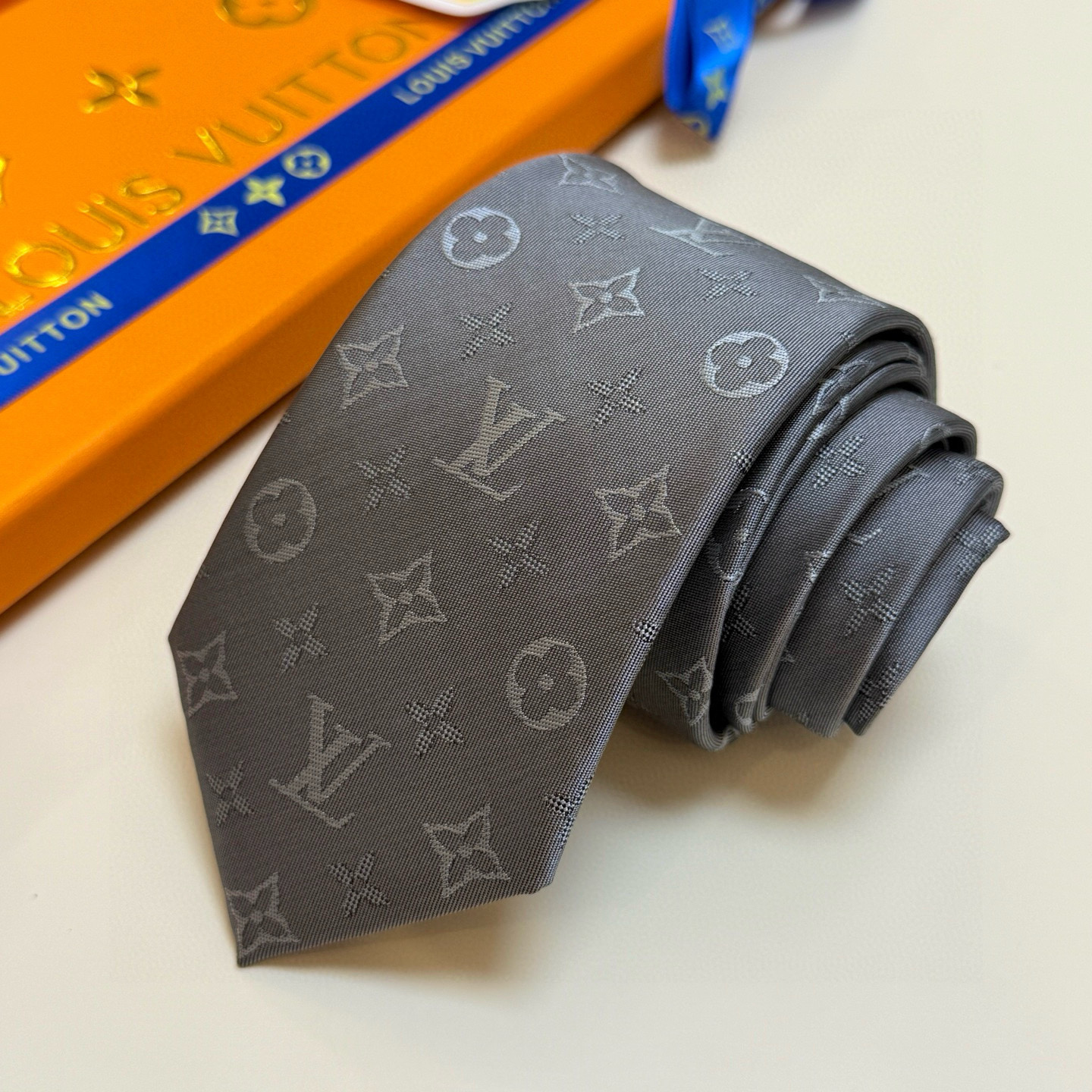特价💰LV男士领带系列👔👔，稀有😻😻展现精湛手工与时尚优雅的理想选择，此款真丝织就的Diamonds V