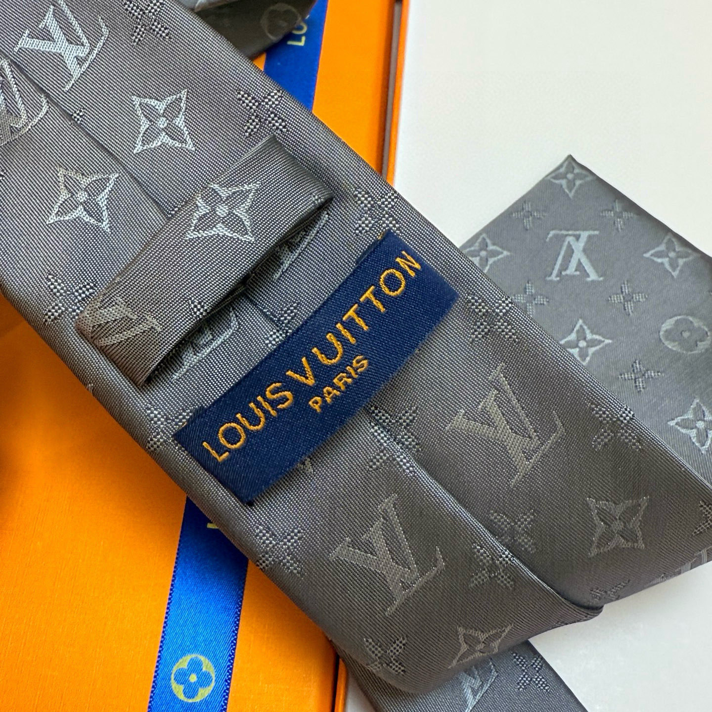 特价💰LV男士领带系列👔👔，稀有😻😻展现精湛手工与时尚优雅的理想选择，此款真丝织就的Diamonds V