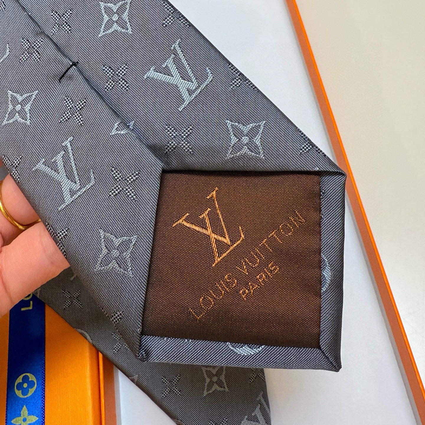 特价💰LV男士领带系列👔👔，稀有😻😻展现精湛手工与时尚优雅的理想选择，此款真丝织就的Diamonds V