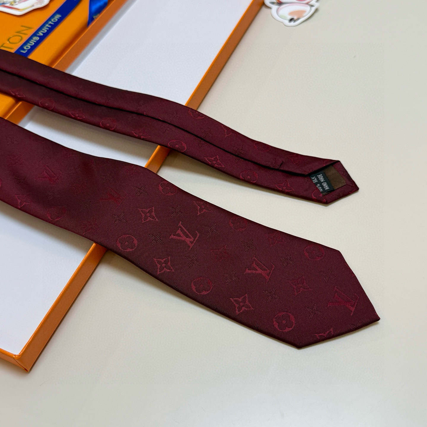 特价💰LV男士领带系列👔👔，稀有😻😻展现精湛手工与时尚优雅的理想选择，此款真丝织就的Diamonds V