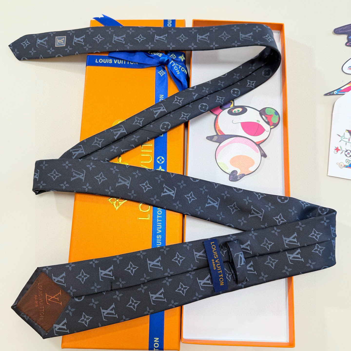 特价💰LV男士领带系列👔👔，稀有😻😻展现精湛手工与时尚优雅的理想选择，此款真丝织就的Diamonds V