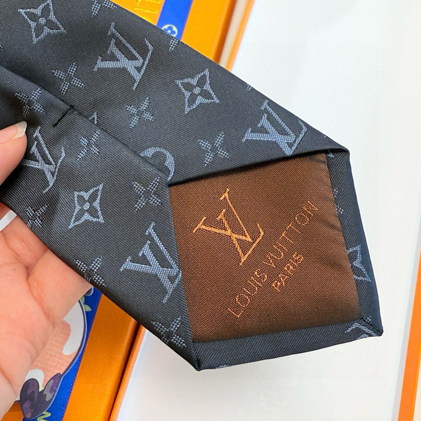 特价💰LV男士领带系列👔👔，稀有😻😻展现精湛手工与时尚优雅的理想选择，此款真丝织就的Diamonds V