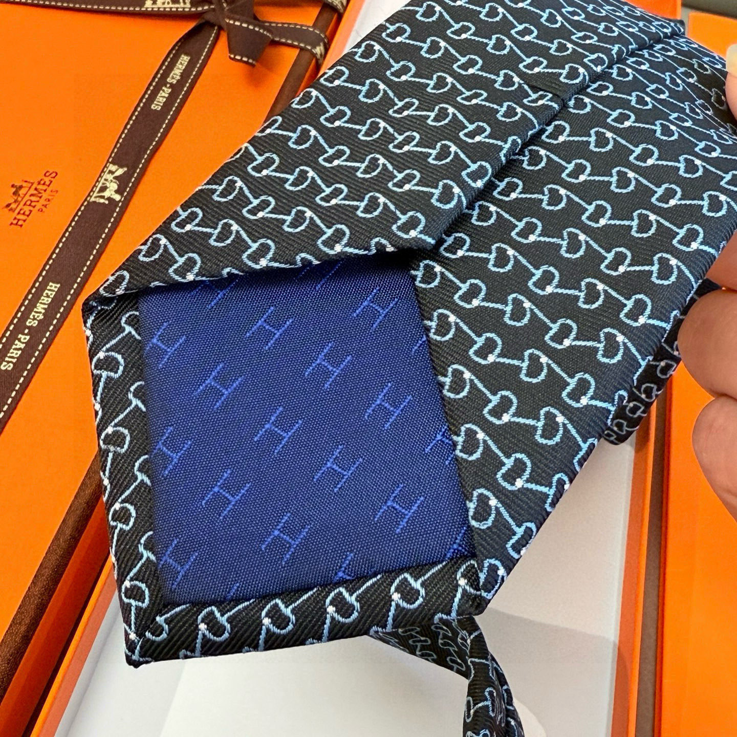 特价💰专柜同步新款 爱马仕男士领带！爱马仕领带是每位男士衣橱中不可或缺的单品，也是一段故事的起源。仅有一