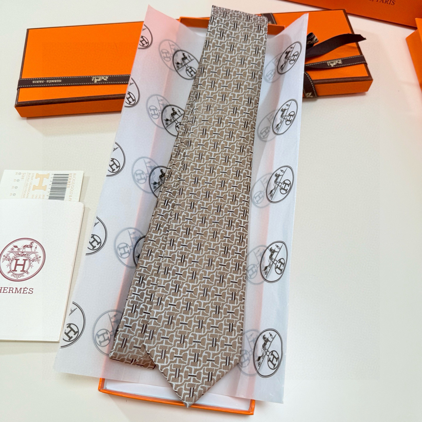 特价💰新款领带出货啦‼️‼️爱马仕男士新款领带系列👔👔，让男士可以充分展示自己个性。100%顶级斜纹真丝