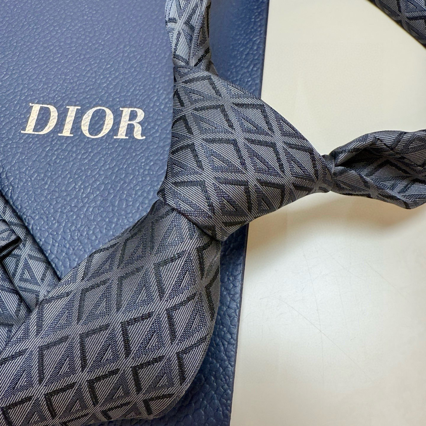 特价💰 官方同步新款【线条菱形图案领带】
Dior男士蚕丝藤格纹领带 经典三角格纹设计款领带
穿搭更显气