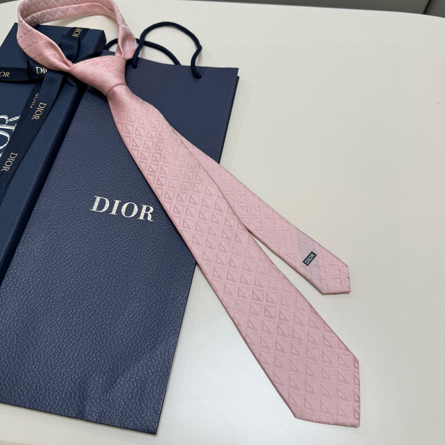 特价💰 官方同步新款【线条菱形图案领带】
Dior男士蚕丝藤格纹领带 经典三角格纹设计款领带
穿搭更显气
