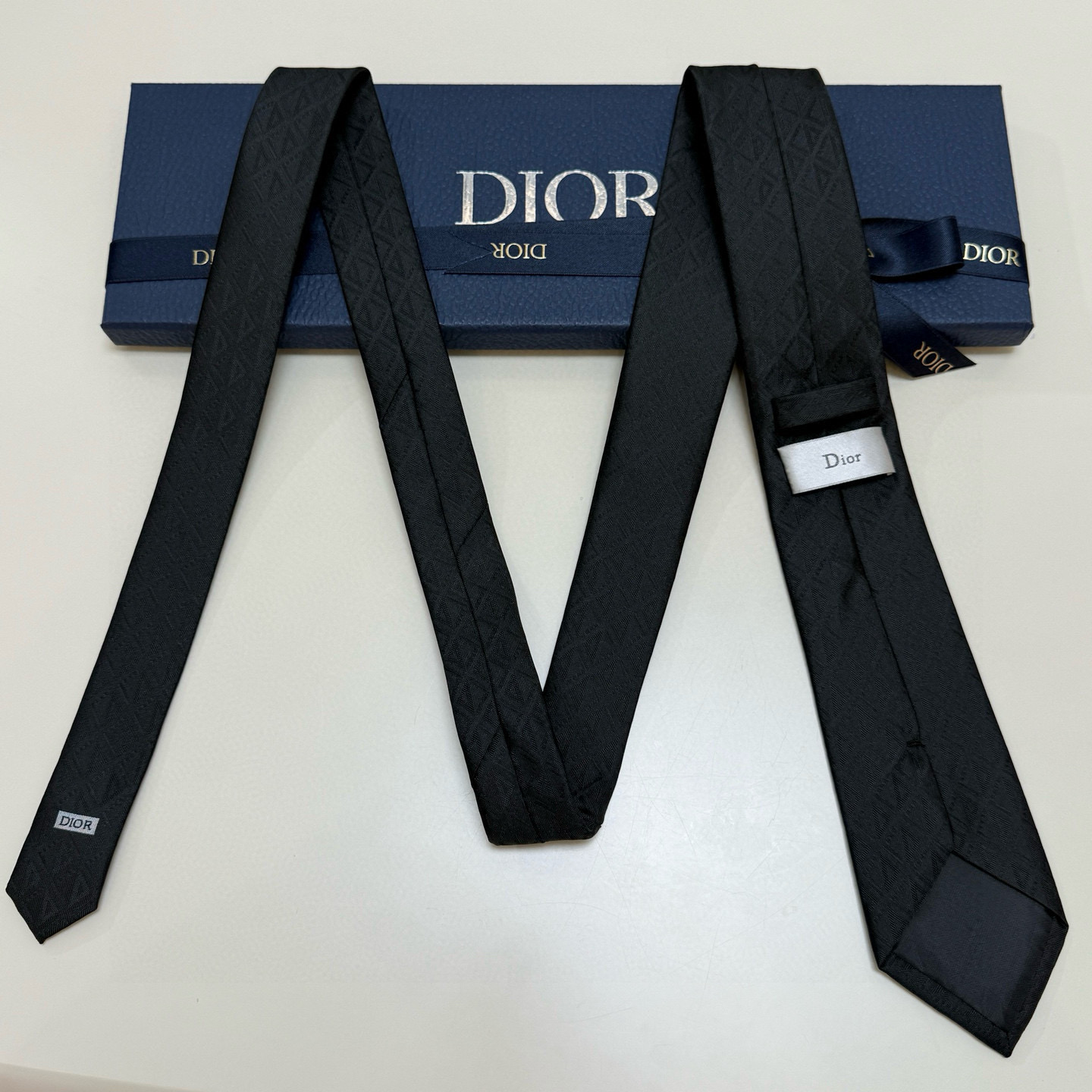 特价💰 官方同步新款【线条菱形图案领带】
Dior男士蚕丝藤格纹领带 经典三角格纹设计款领带
穿搭更显气