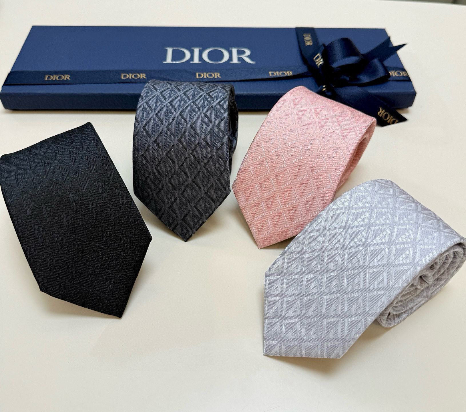 特价💰 官方同步新款【线条菱形图案领带】
Dior男士蚕丝藤格纹领带 经典三角格纹设计款领带
穿搭更显气