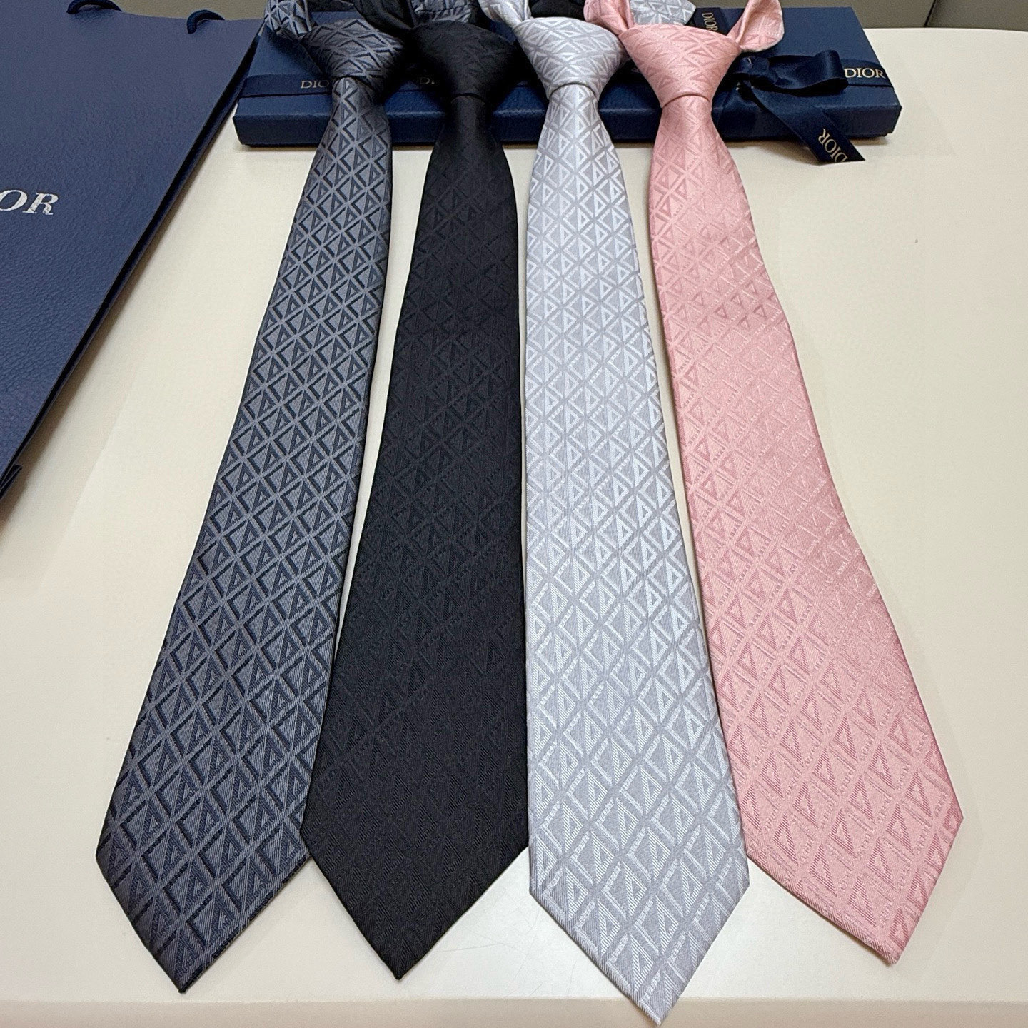 特价💰 官方同步新款【线条菱形图案领带】
Dior男士蚕丝藤格纹领带 经典三角格纹设计款领带
穿搭更显气