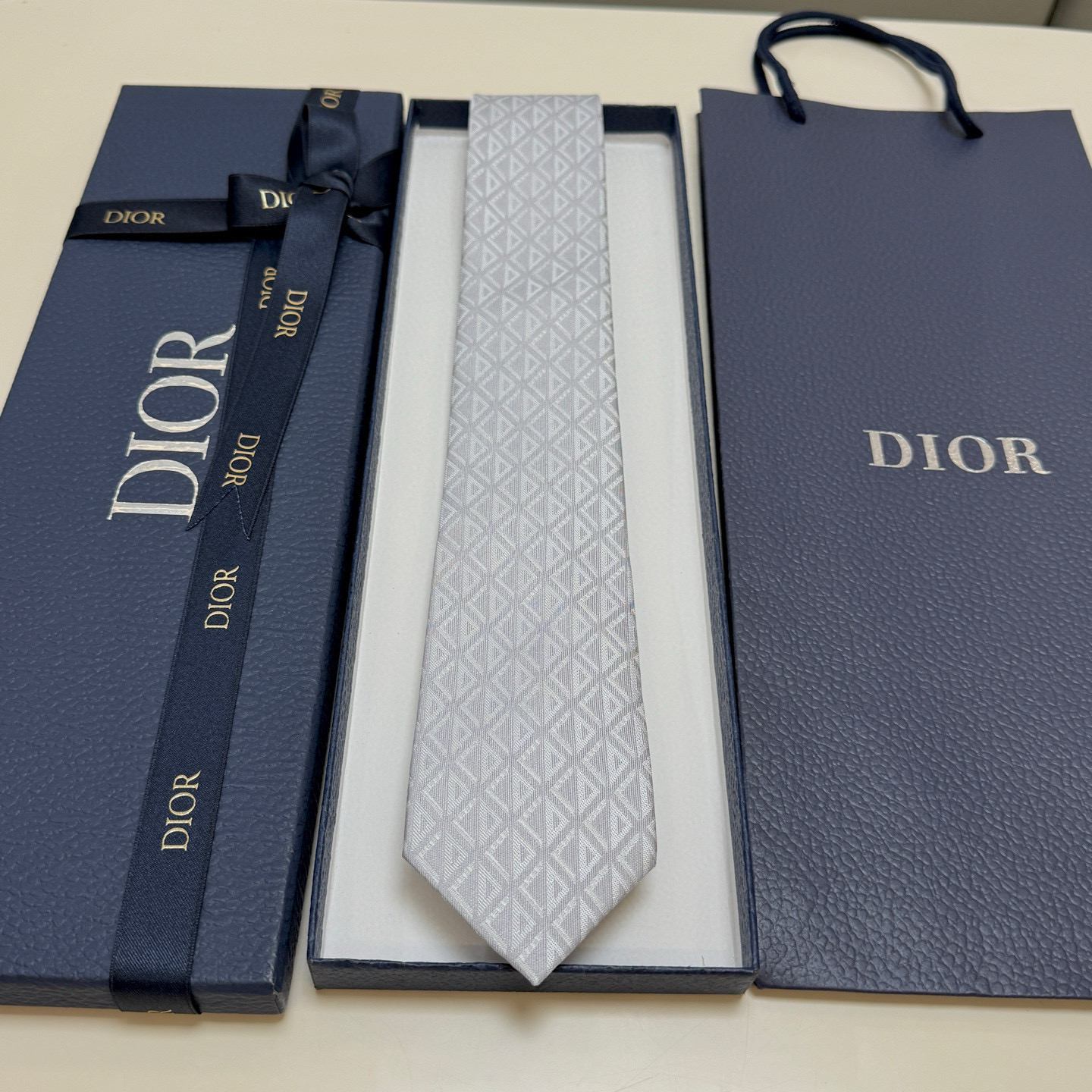 特价💰 官方同步新款【线条菱形图案领带】
Dior男士蚕丝藤格纹领带 经典三角格纹设计款领带
穿搭更显气