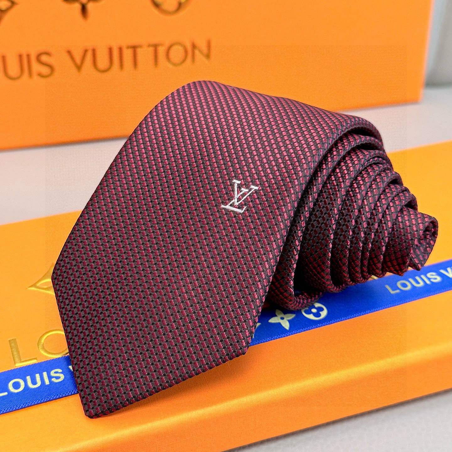 特价💰L编织格纹领带👔👔，稀有😻😻展现精湛手工与时尚优雅的理想选择，此款真丝织就的Diamonds V领