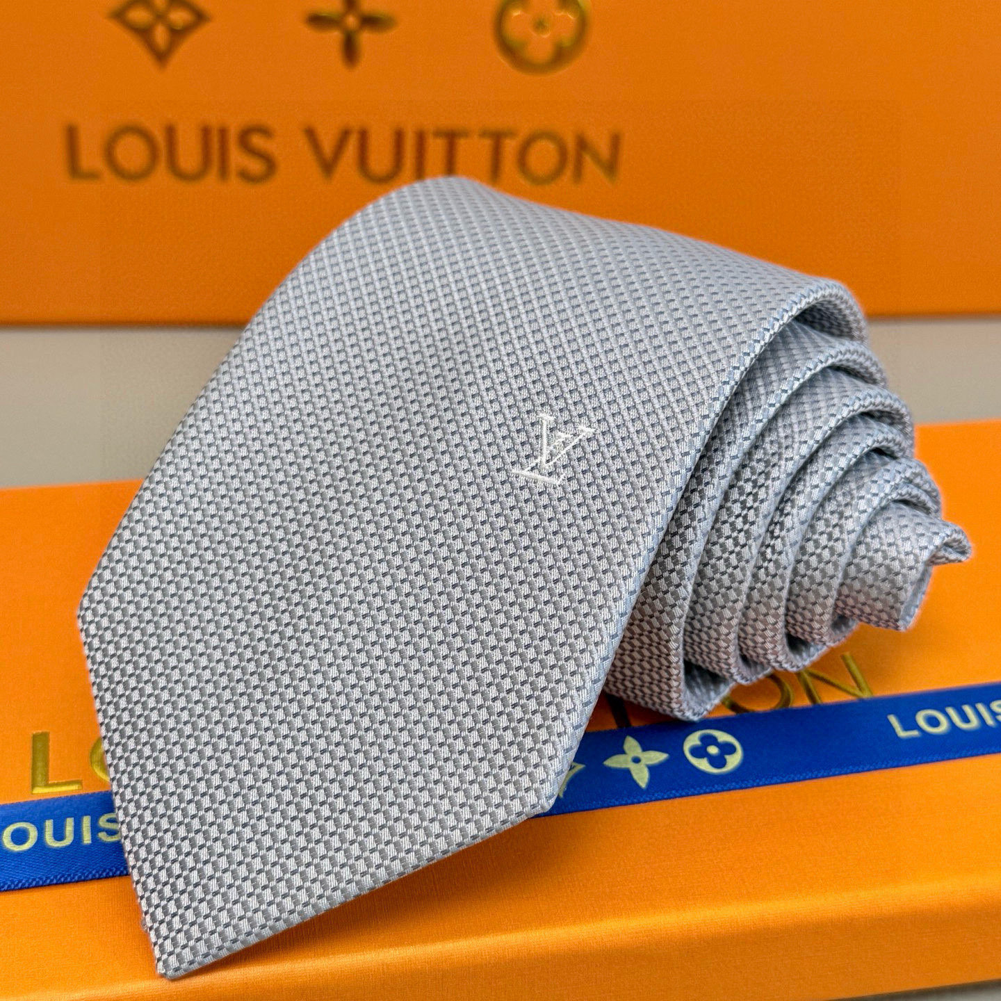 特价💰L编织格纹领带👔👔，稀有😻😻展现精湛手工与时尚优雅的理想选择，此款真丝织就的Diamonds V领