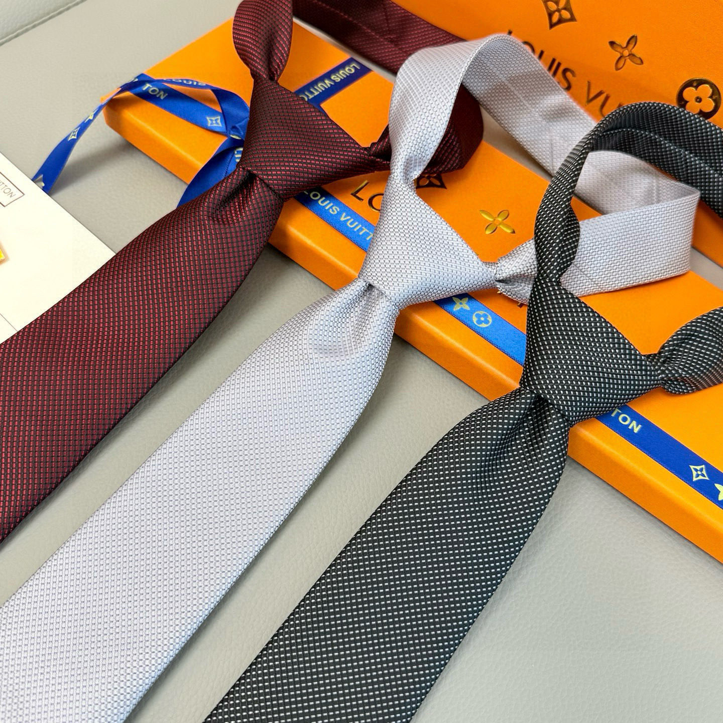 特价💰L编织格纹领带👔👔，稀有😻😻展现精湛手工与时尚优雅的理想选择，此款真丝织就的Diamonds V领