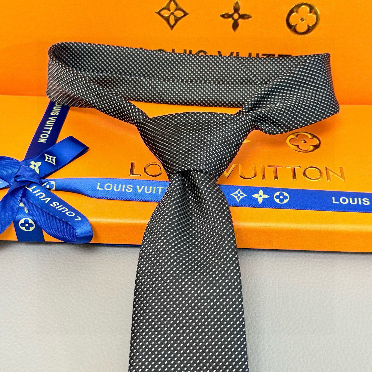 特价💰L编织格纹领带👔👔，稀有😻😻展现精湛手工与时尚优雅的理想选择，此款真丝织就的Diamonds V领