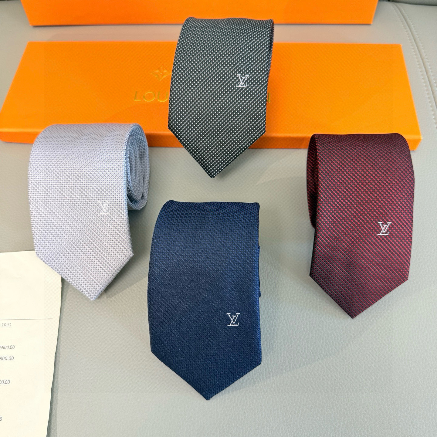 特价💰L编织格纹领带👔👔，稀有😻😻展现精湛手工与时尚优雅的理想选择，此款真丝织就的Diamonds V领